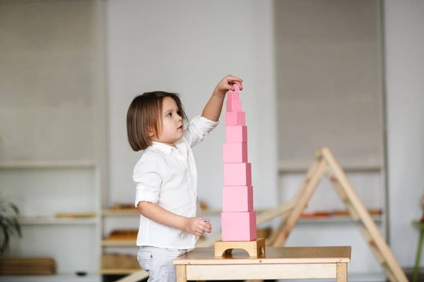 Tour d'observation Montessori : pourquoi acheter cet accessoire pour votre bébé ?